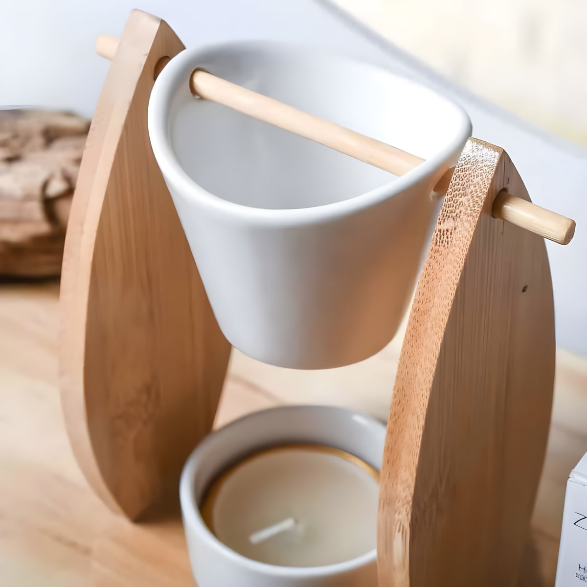 Aroma diffuser i bambus og keramik set fra siden – viser begge keramiske beholdere