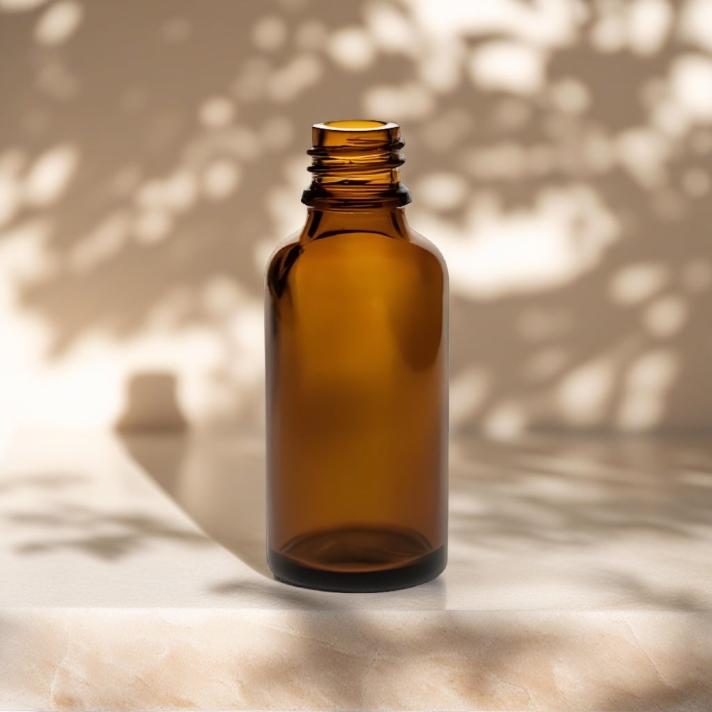 30 ml brun glasflaske DIN18 placeret på lys sandstensoverflade i naturligt dagslys