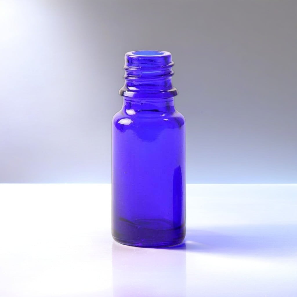 Blå glasflaske 10 ml DIN18 fotograferet i studie med blød diffus belysning ovenfra