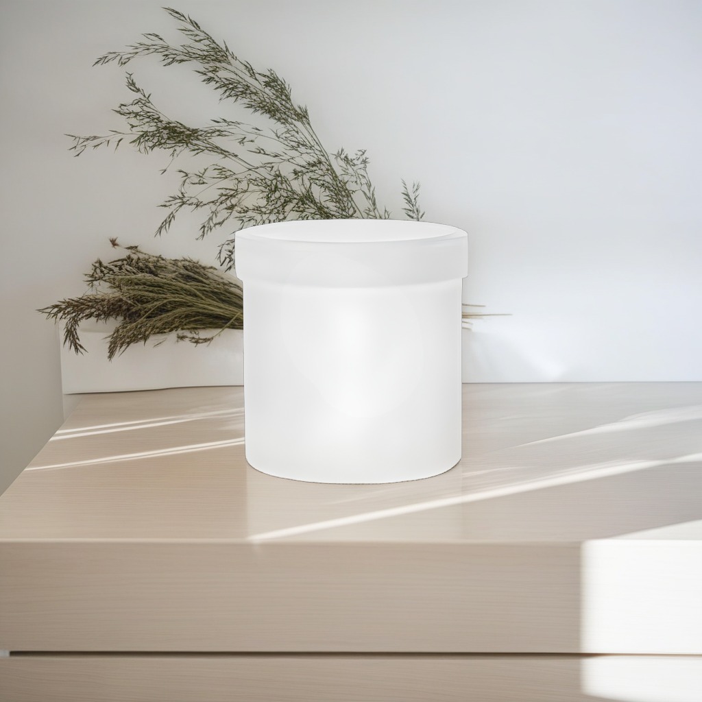 250 ml hvid plastdåse på sandstensoverflade i blødt dagslys fra venstre