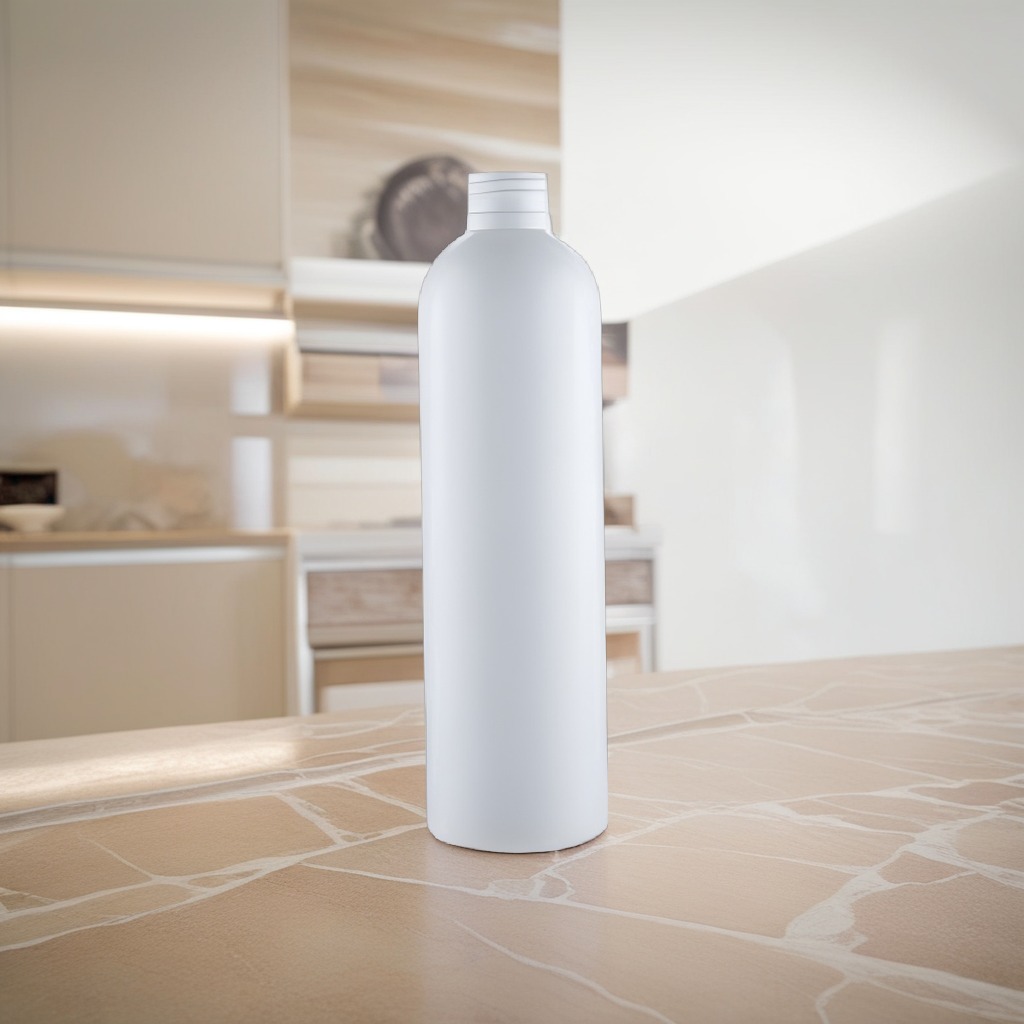 250 ml mat hvid plastflaske i RHDPE genbrugsplast placeret på sandstensoverflade i dagslys