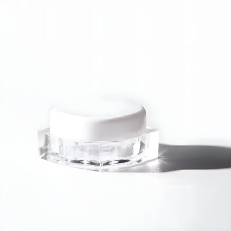 Klar firkantet plastbøtte 5 ml med hvidt skruelåg – set forfra på hvid baggrund
