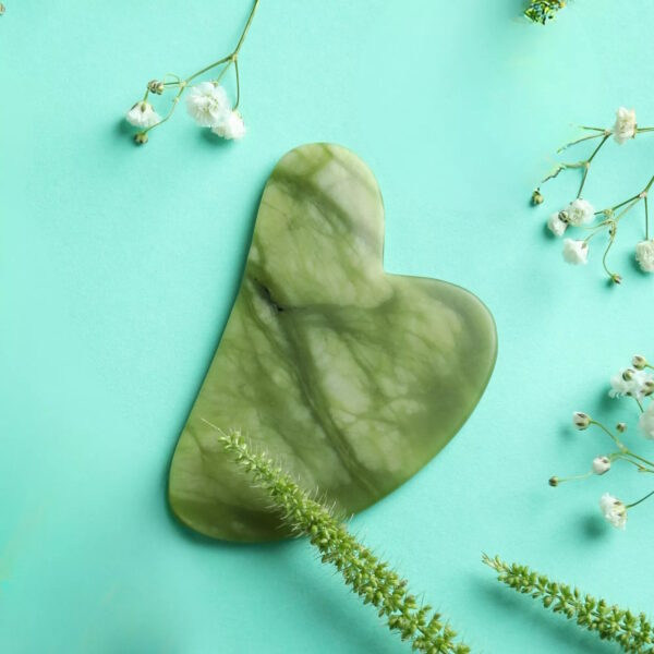 Gua Sha i Grøn Jade på gøn baggrund