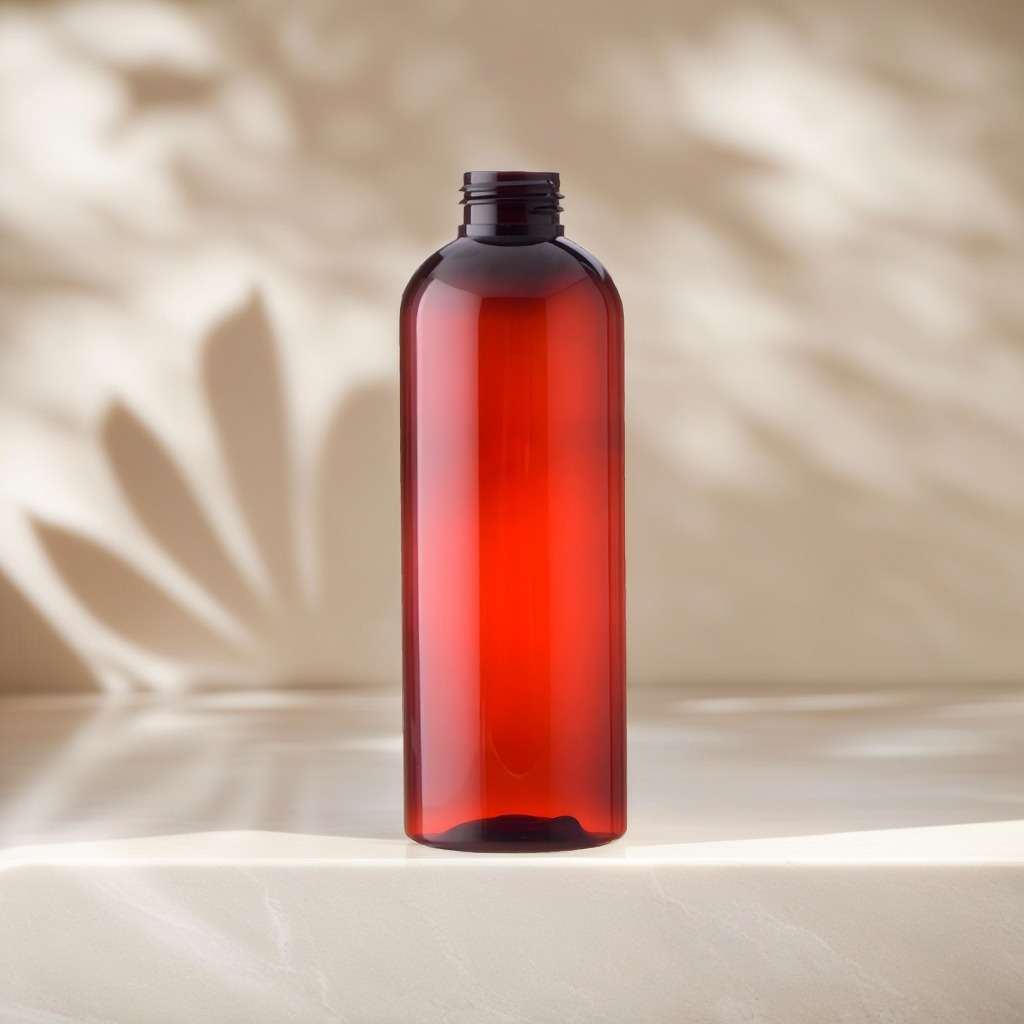 Brun PET-plastflaske 250 ml placeret på sandstensoverflade i naturligt dagslys