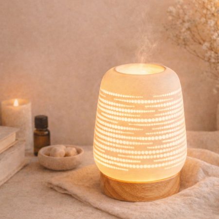 Calorya duftdiffuser i keramik og træ med varm belysning
