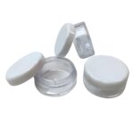 Rund kosmetikbeholder 3 ml med hvidt låg set forfra – PP-plast